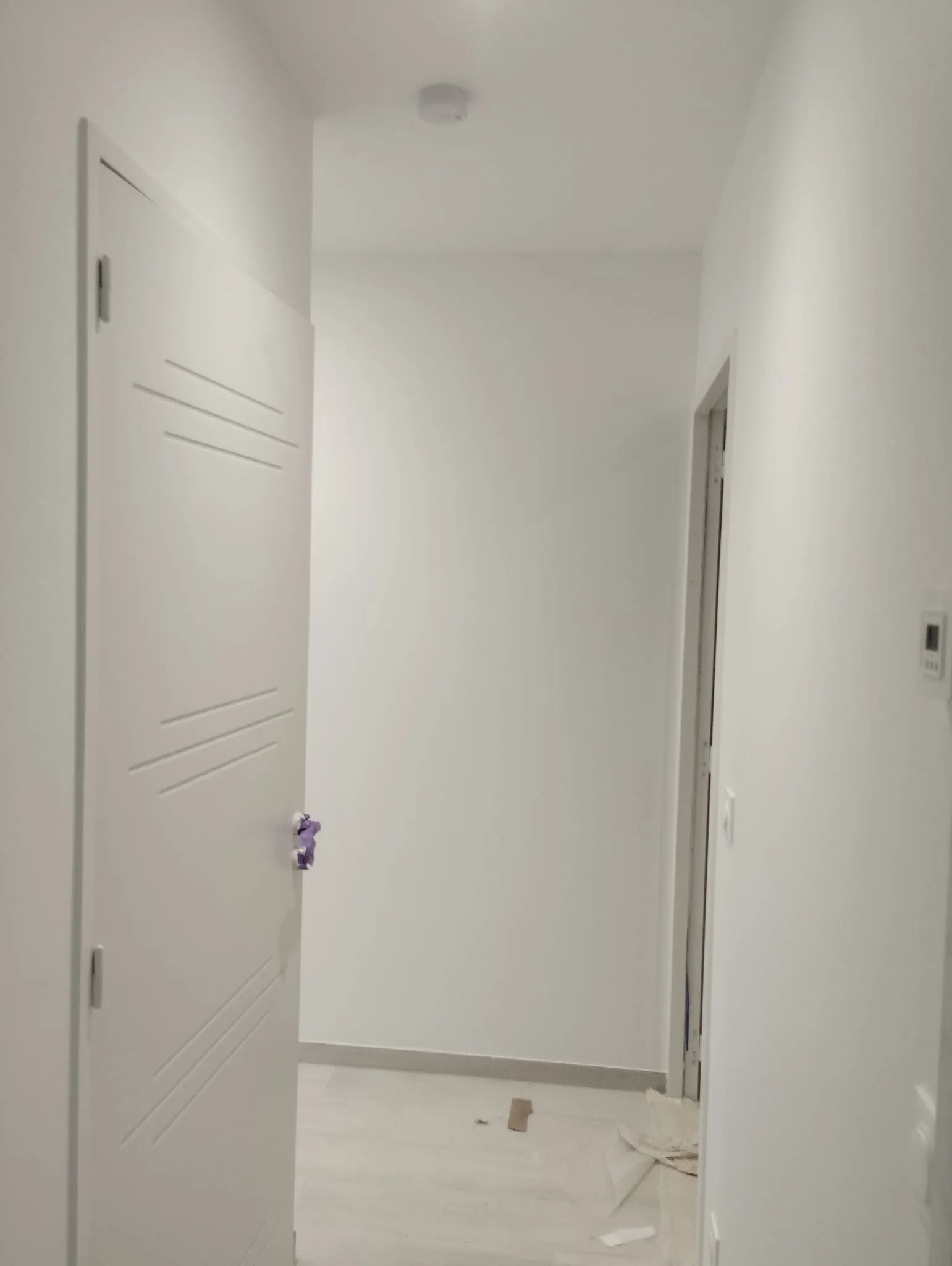 Couloir et menuiseries, finition blanche