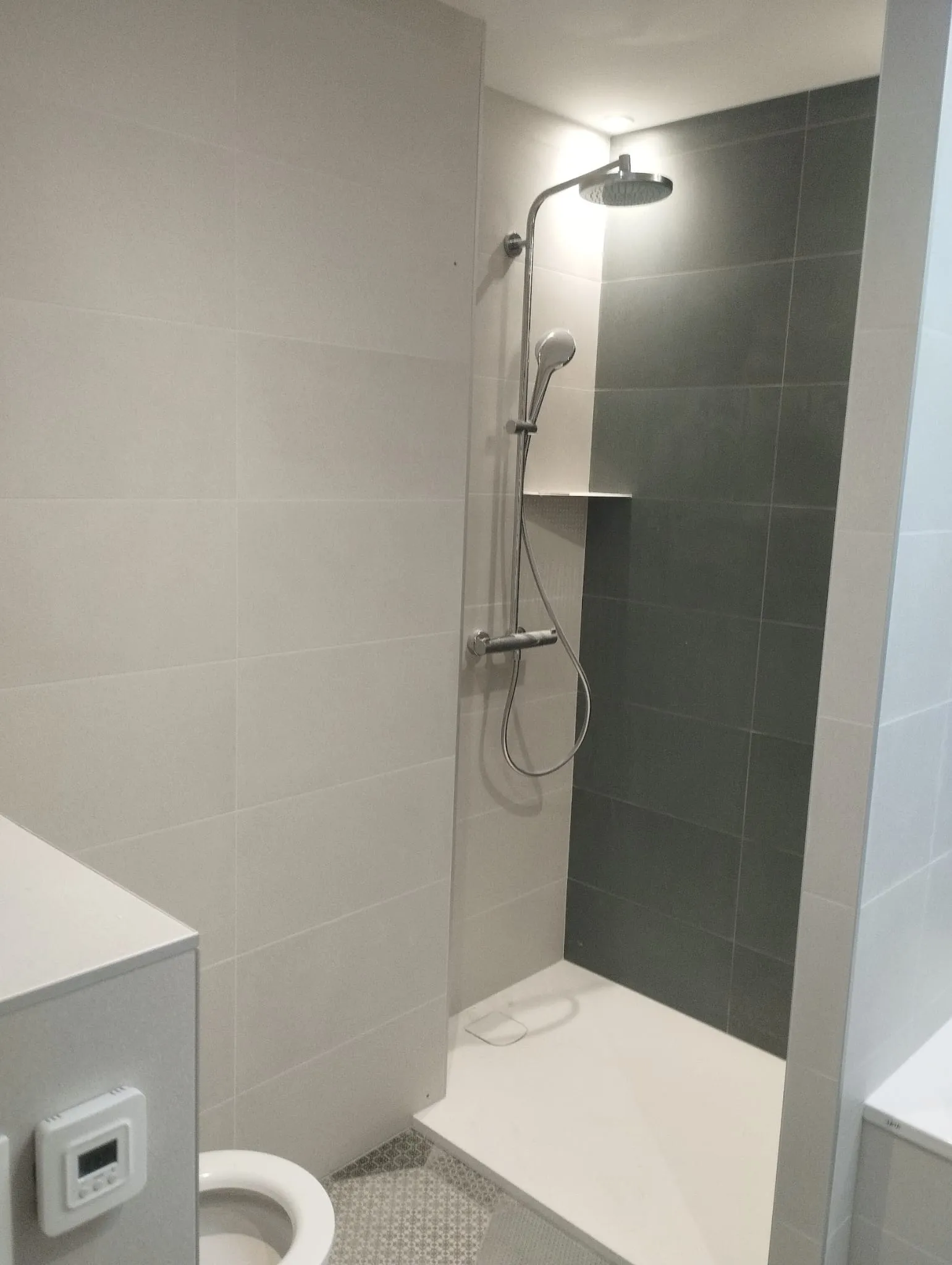Douche à l’italienne, faïence deux tons