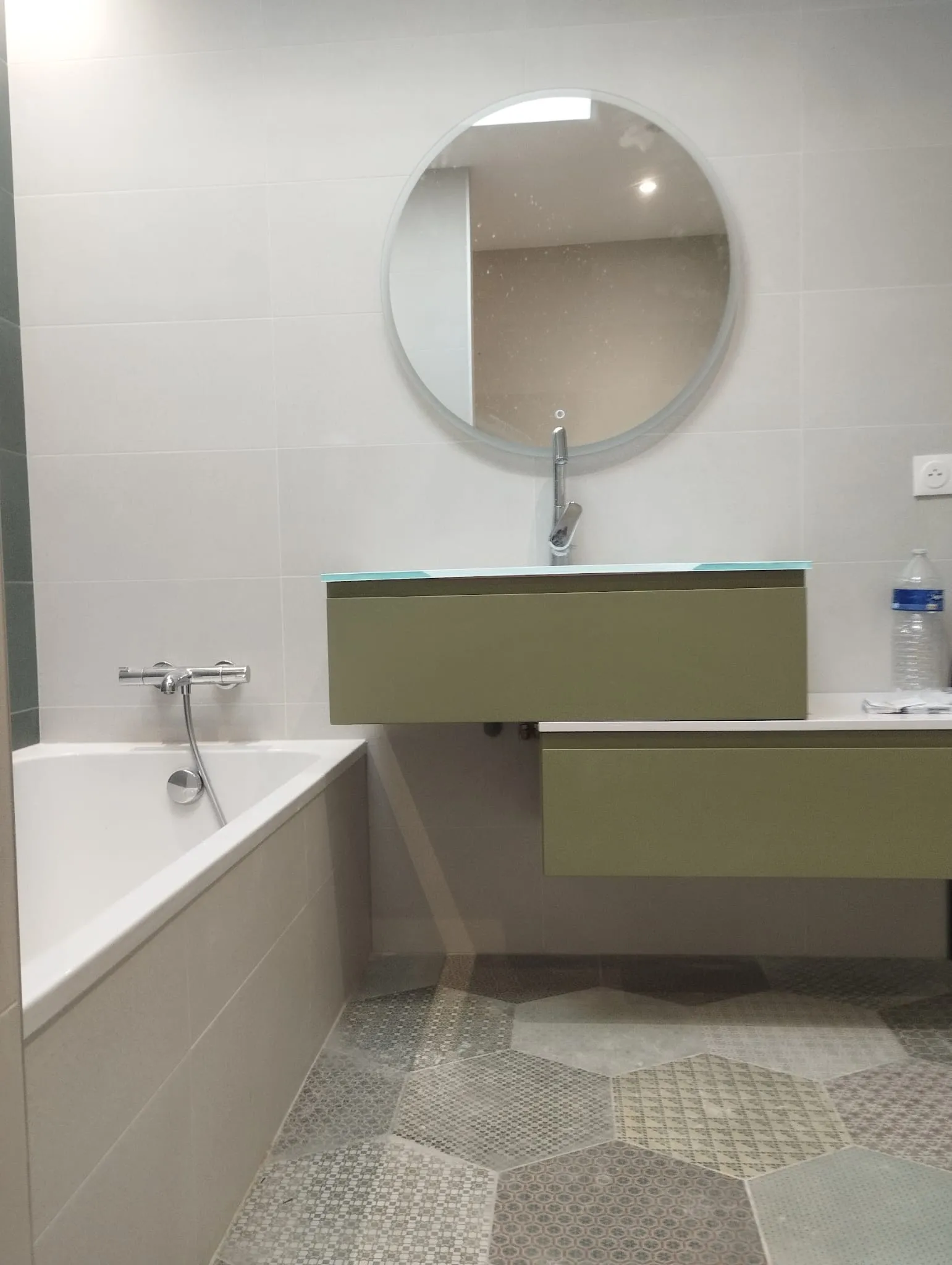 Salle de bain : faïence grand format et sol hexagonal à motifs