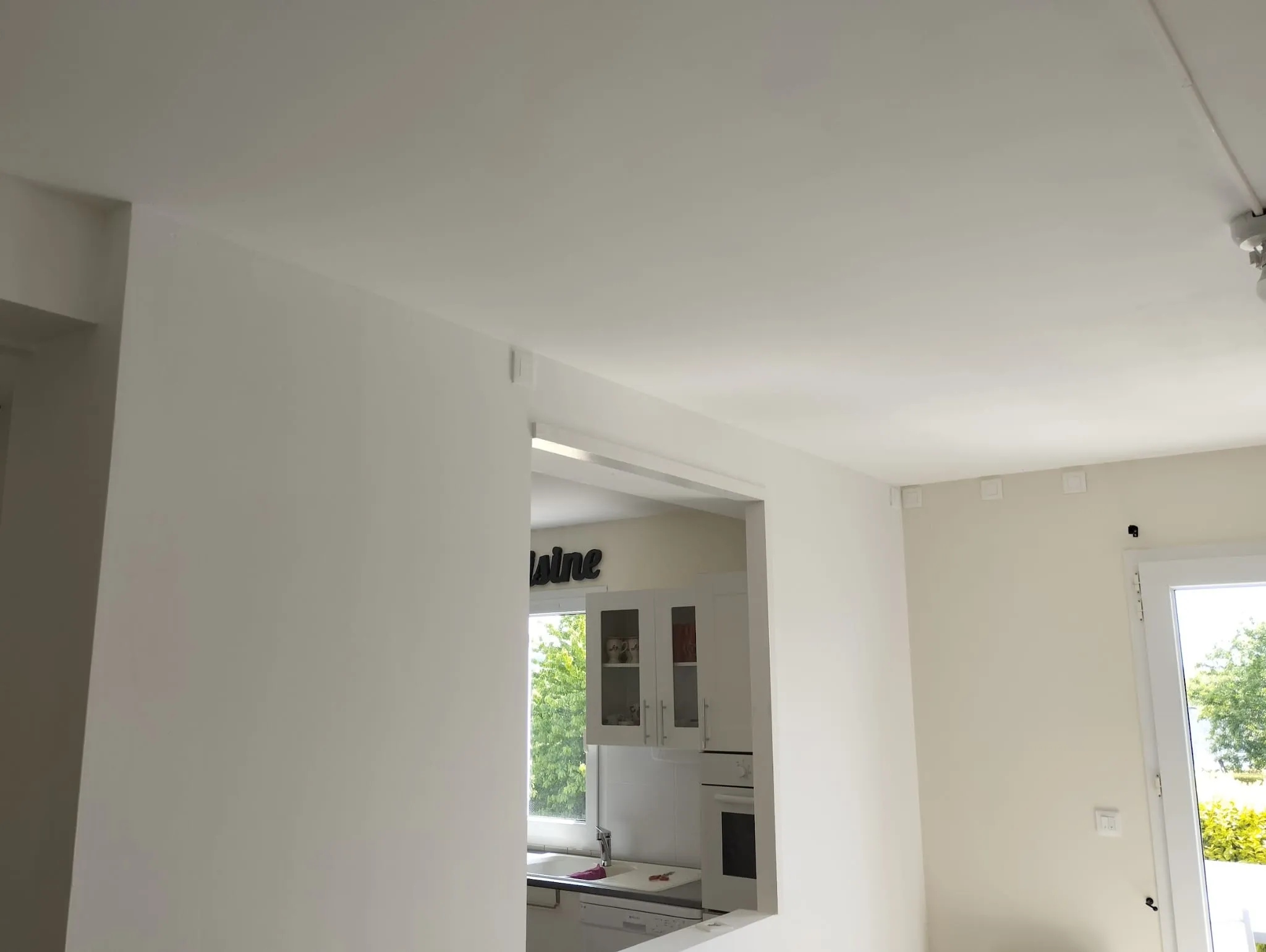 Séjour : plafond et passage vers la cuisine